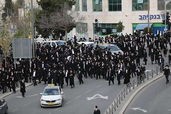 מסע הלוויית הרב בירושלים, היום // צילום: אורן בן חקון